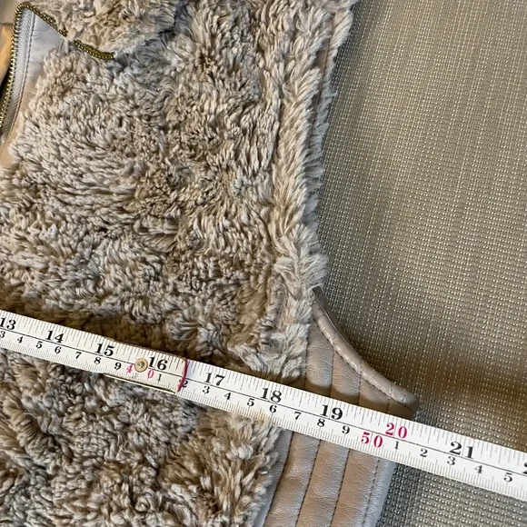 Marc New York - Andrew Marc, faux fur/faux leather women's vest, sz M - Picture 7 of 8